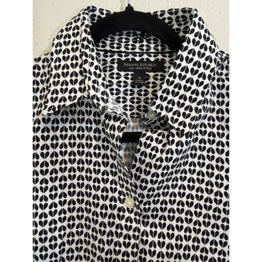 Banana Republic Non-Iron Fitted Button-Down Shirt Geometric Heart Print Size 6